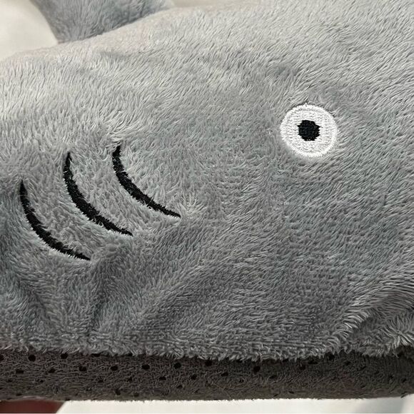 Old Navy Shark Slippers XL 3-4 - Picture 3 of 11